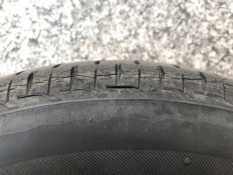 劣化が酷く進行して、ひび割れが生じている状態です。軽度の場合は問題ありませんが、タイヤ内部にまで達する場合は危険ですので早めに交換しましょう。